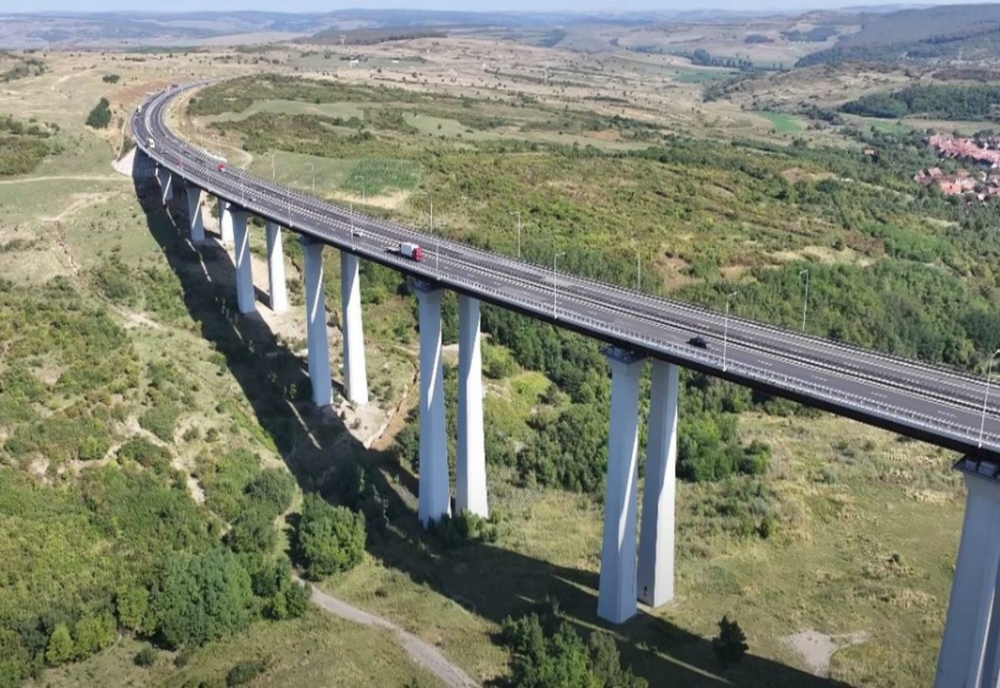 Pilonii viaductului de pe autostrada A 1 Deva-Sibiu, inaugurat acum 10 ani, se crapă