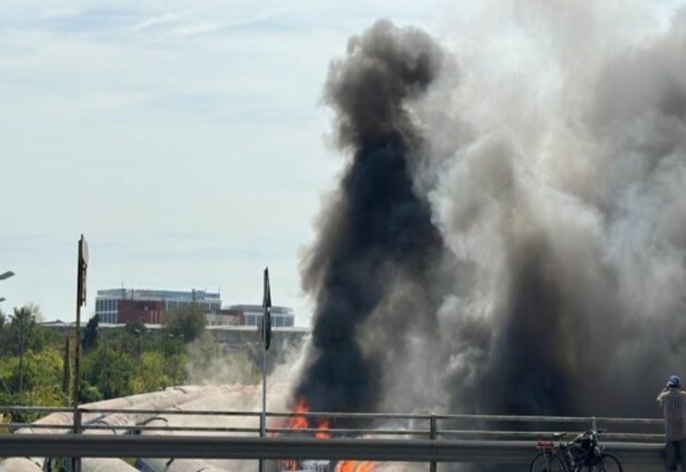 Incendiu la două vagoane dezafectate, aflate între Podul Grant și Podul Basarab