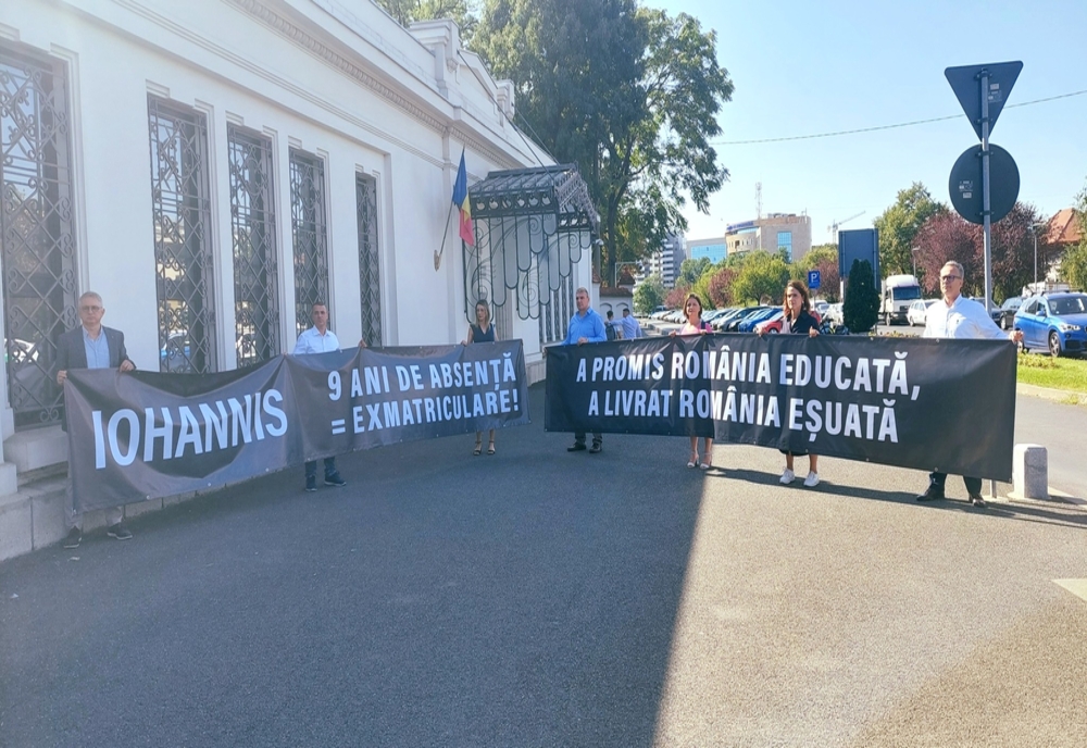 Protest USR în faţa Palatului Cotroceni: “Preşedintele Iohannis a promis că vom avea o Românie educată. După 9 ani de mandat Iohannis, avem însă o Românie eşuată”