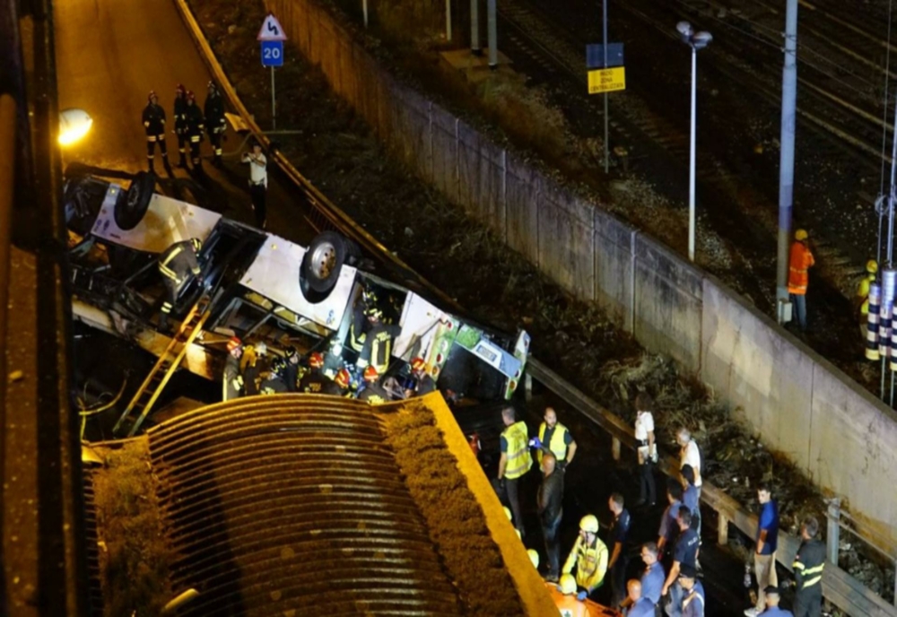 Accident extrem de grav în Italia. Un autobuz s-a prăbușit de pe un viaduct. Cel puțin 21 de morți