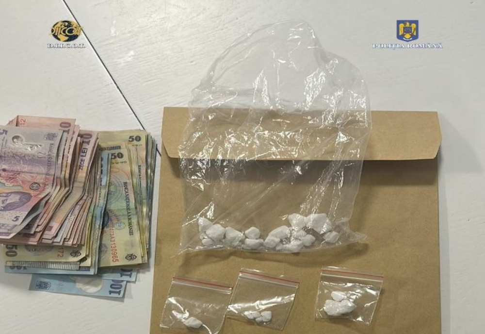 Bărbat prins în timp ce transporta droguri de mare risc! Stupefiantele urmau să fie vândute pe stradă – Percheziții în 3 județe ale țării