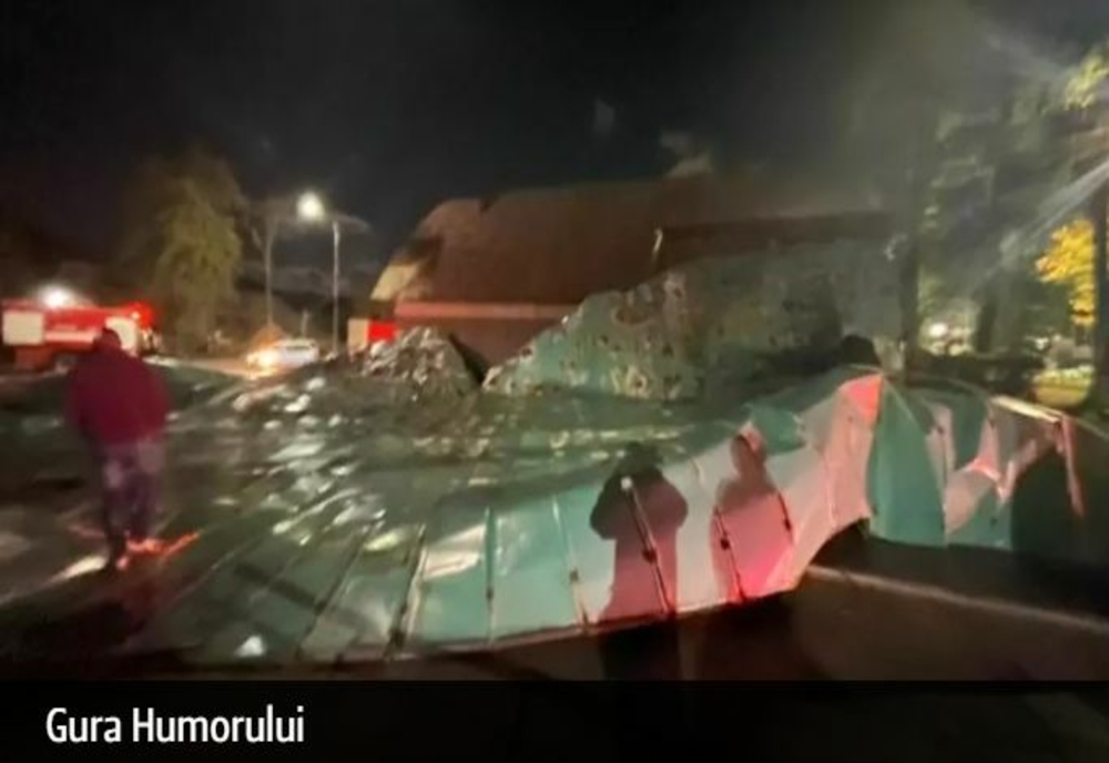 Vremea a făcut ravagii noaptea trecută – Acoperișul de tablă al unui bazin de înot a fost smuls – Drumuri blocate
