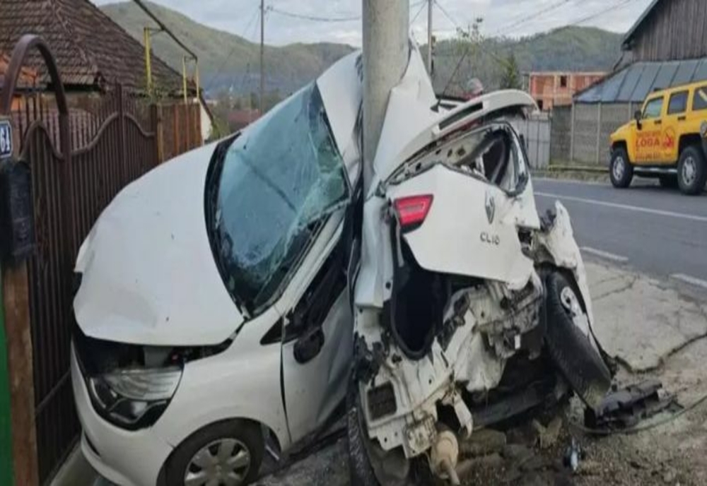 Accident șocant, în Caraș-Severin: mașină încolăcită pe stâlp, după ce a fost lovită de un șofer începător cu BMW