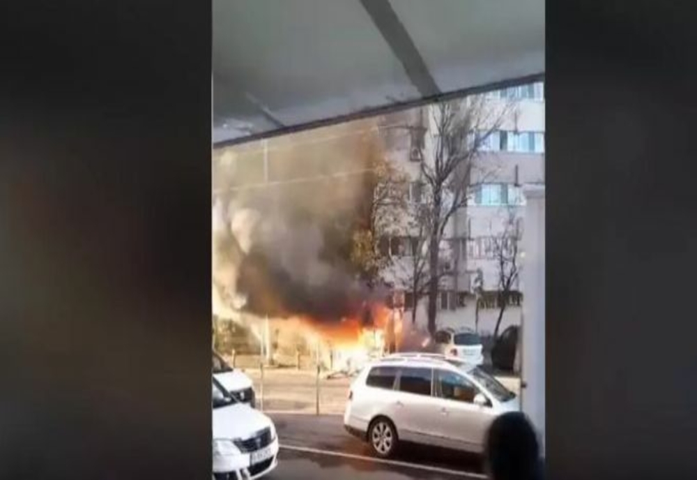 O mașină a explodat în București – Martorii susțin că ar fi fost o persoană în interiorul automobilului