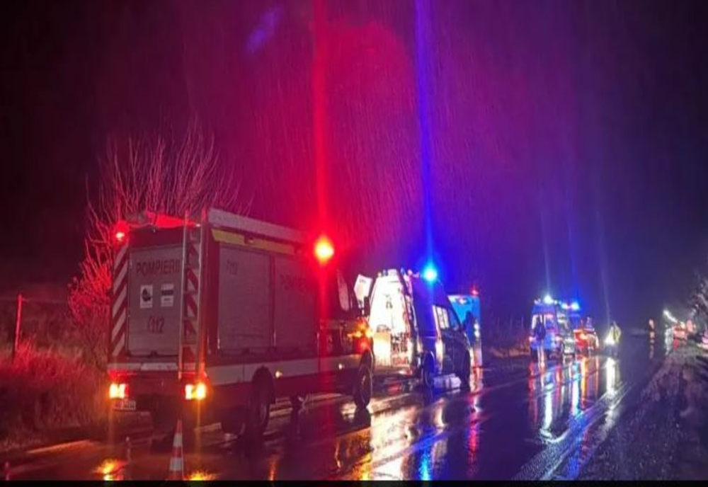 Două victime, după ce un autocar cu pasageri s-a răsturnat, în județul Suceava