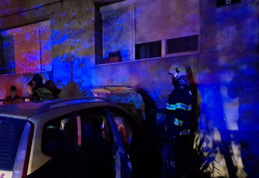 Accident dramatic în Satu Mare. Un tânăr a murit după ce a furat un taxi și a intrat cu el în scara unui bloc