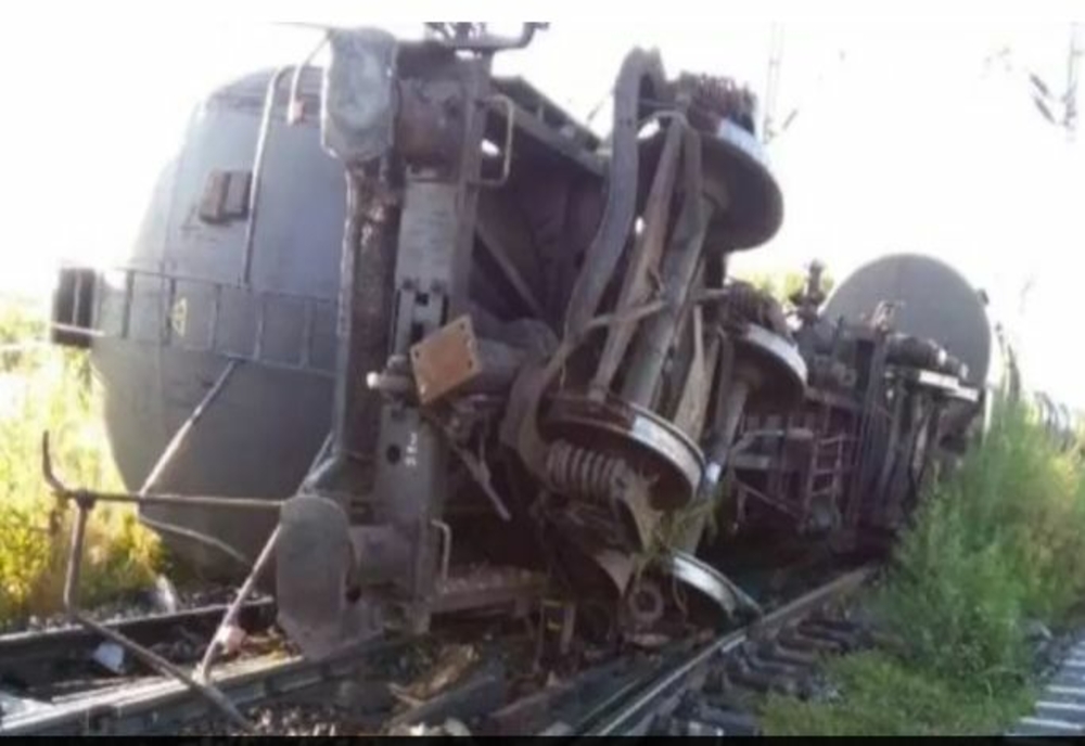 Un tren a deraiat la Arad – Două vagoane s-au răsturnat și au luat foc – Intervenție de urgență a pompierilor
