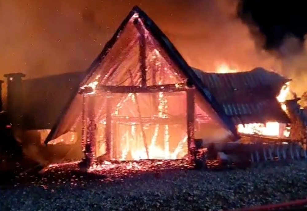 Incendiu uriaș la o pensiune din Tohani, Prahova – A fost activat planul roșu – Cel puțin două persoane au murit