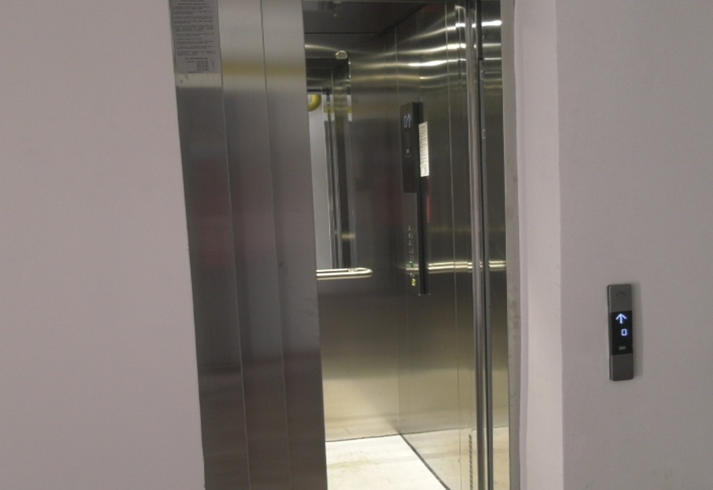 O pacientă de la Spitalul din Slatina a murit în liftul blocat. Managerul spitalului a cerut mușamalizarea cazului