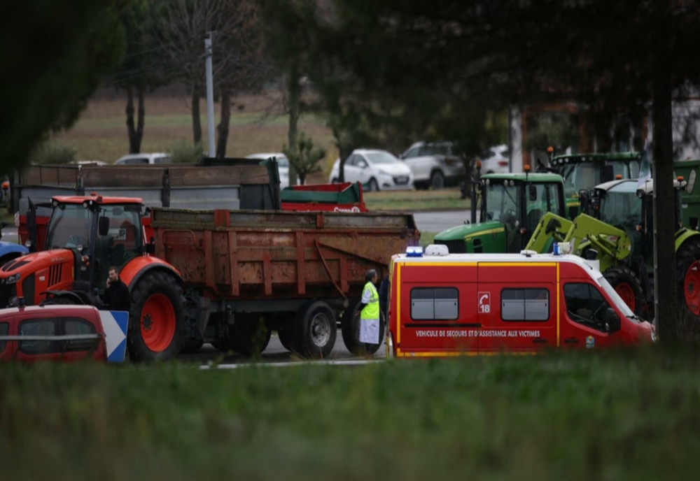 Incident grav la protestul agricultorilor din Franța! O femeie a fost ucisă, iar soţul şi fiica ei răniţi grav, după ce o maşină forţat barajul protestatarilor