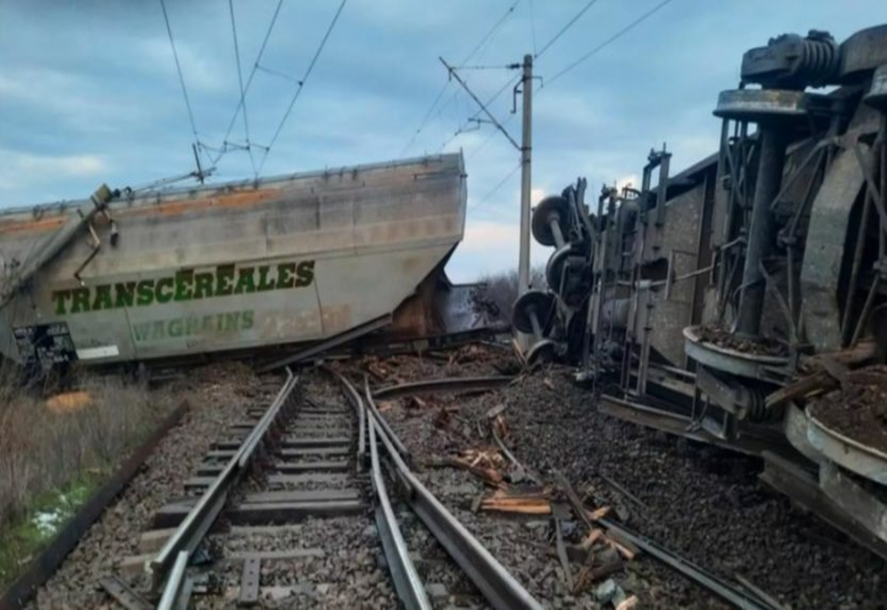 Circulația trenurilor între Craiova și Caracal este în continuare afectată din cauza vagoanelor deraiate