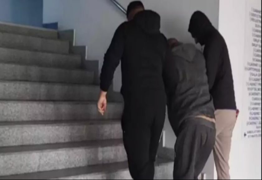 Pacienți cărați pe brațe de rude, după ce rampa pentru persoanele cu dizabilități s-a stricat, la cel mai mare spital din Oltenia