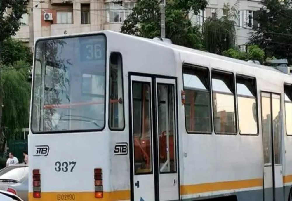 Încă un tramvai a căzut victimă copacilor doborâți de vânt, în București. Linia 41, blocată