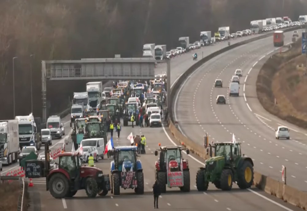 Fermierii francezi au înconjurat Parisul și blochează căile de acces