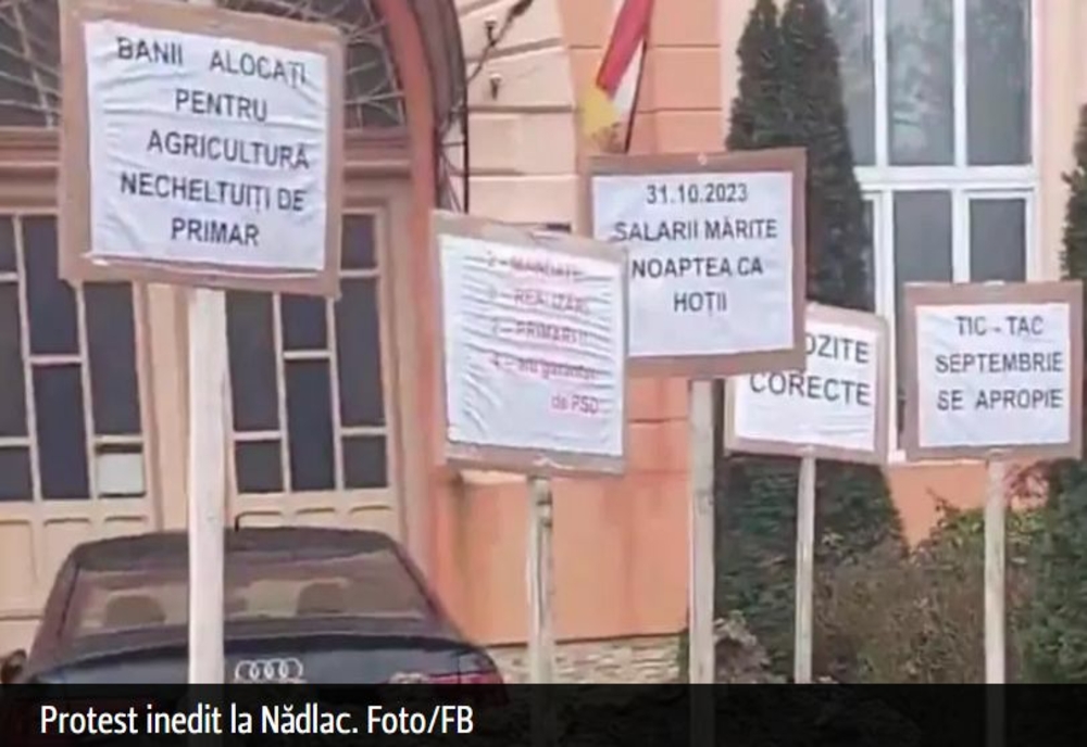 Protest inedit al fermierilor din Arad. Au adus pământ în fața primăriei din Nădlac VIDEO