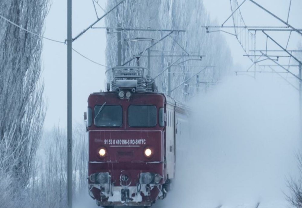 Trenurile au întârzieri și circulă cu restricție de viteză în mai multe zone din țară, din cauza zăpezii și viscolului