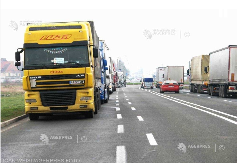 Arad: Coloană de camioane de trei kilometri înainte de PTF Nădlac II; se aşteaptă două ore la ieşire