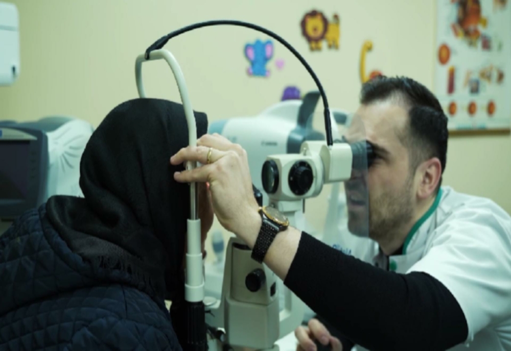 50 români au beneficiat pană acum de operații gratuite de cataractă prin intermediul Caravanei Medicale