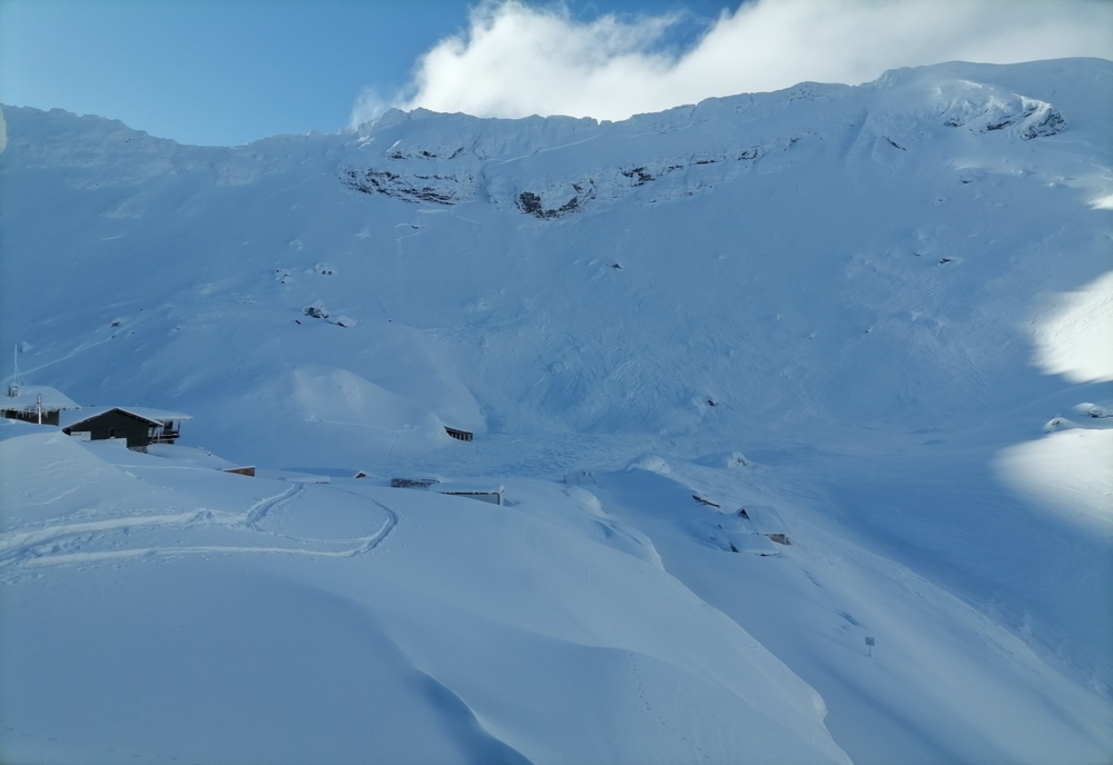 AVALANȘĂ de mari de dimensiuni la Bâlea Lac. Zăpada a îngropat corturile unor turiști