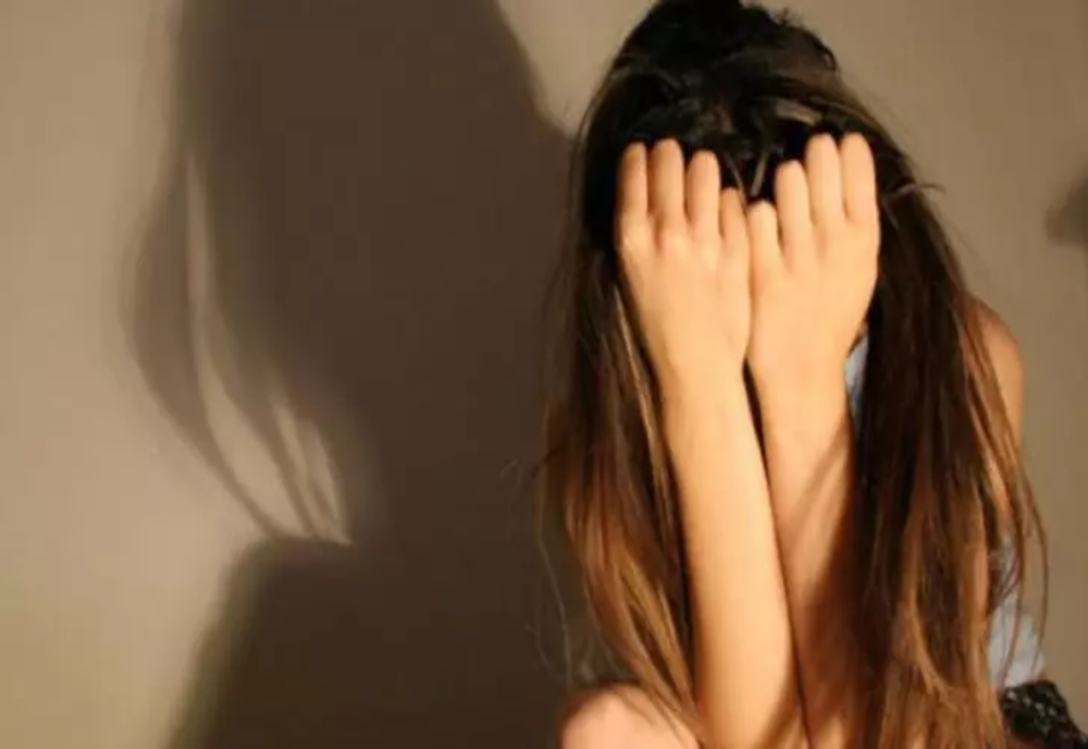 Caz șocant la Iași. O adolescentă și-a reclamat tatăl că a violat-o de nenumărate ori, inclusiv în locuri publice. Agresorul, dat în urmărire națională – FOTO