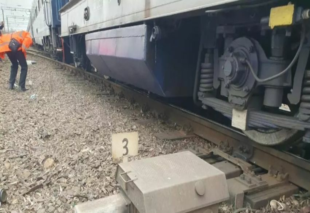 Un tren de călători a deraiat, în timpul unei manevre. Circulația feroviară este blocată în zona Timișoarei