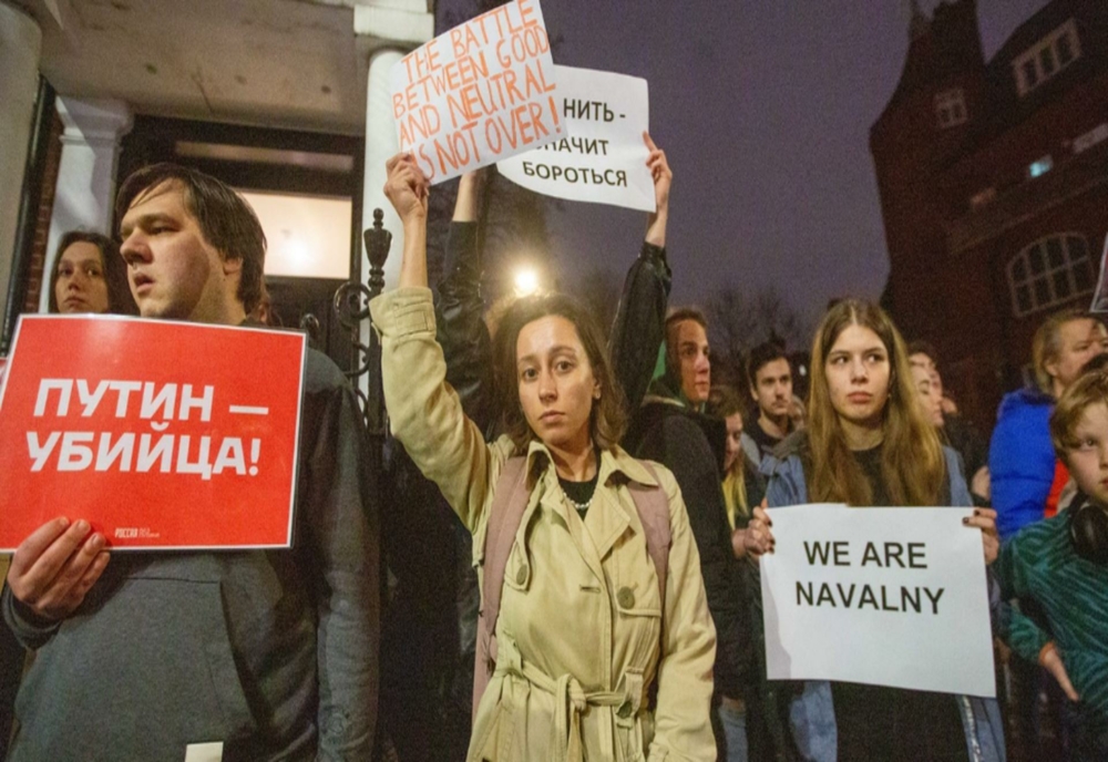 Sute de ruși care îi aduceau omagiu lui Navalnîi au fost ridicați și băgați în dube