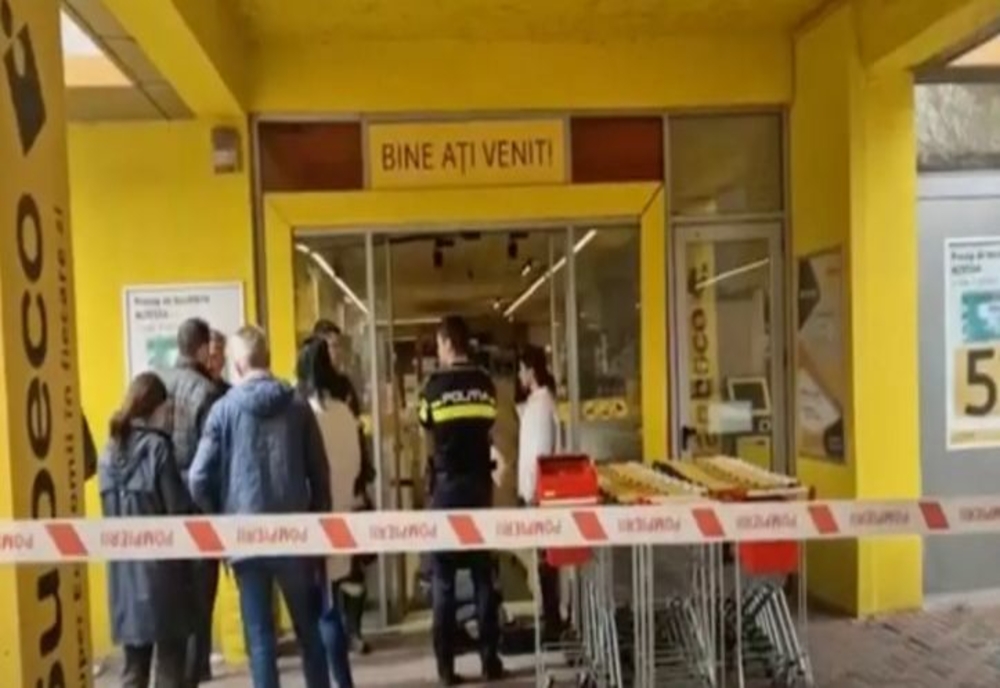 Tavanul unui supermarket din București s-a desprins și a căzut în capul unei cliente în vârstă de 70 de ani