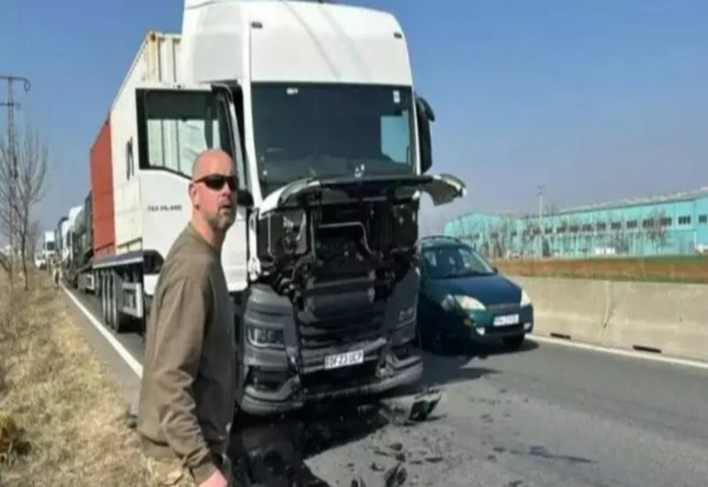 Vehicule care transportau echipament militar către baza Mihail Kogălniceanu, implicate într-un grav accident în lanț, în Prahova