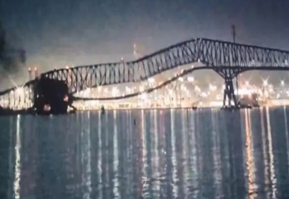 Un pod de 2,5 km din Baltimore s-a prăbușit, după ce a fost lovit de o navă