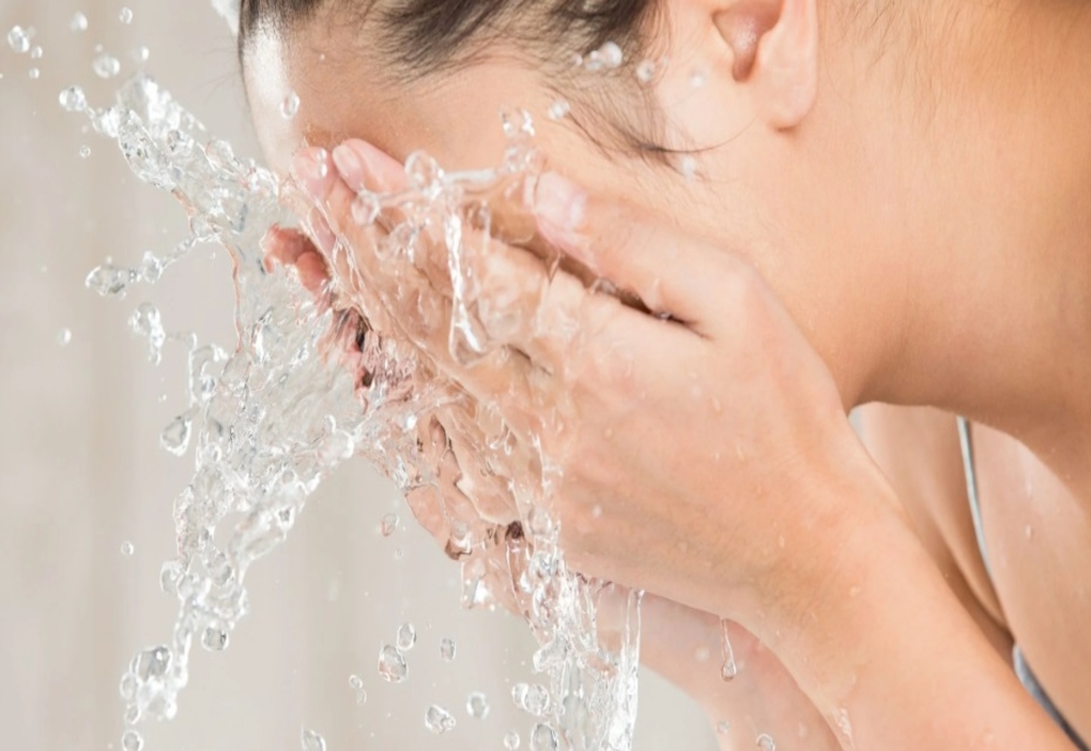 Chiar ai nevoie să te speli pe față dimineața și seara? Răspunsul surprinzător al unui dermatolog