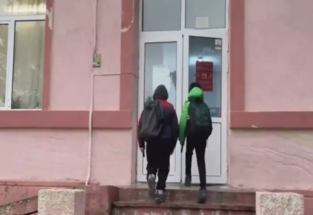 Directorul unei școli gimnaziale din Cluj, acuzat că a lovit doi elevi și a bruscat-o pe mama unuia dintre ei