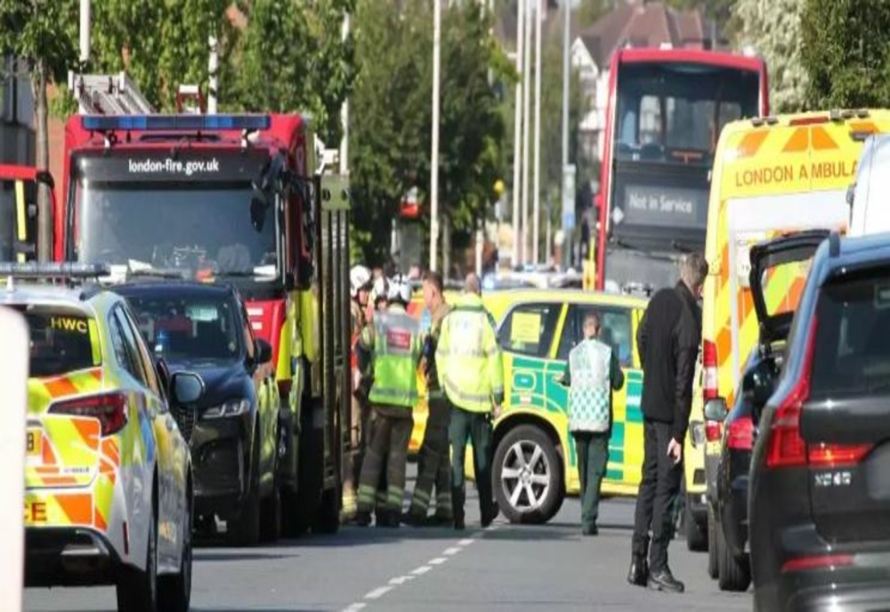 Atac sângeros la metroul din Londra.5 oameni duși la spital