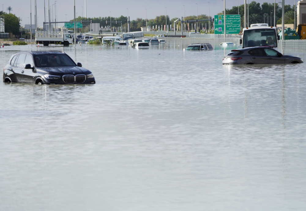 Inundații devastatoare, în Dubai: mall-ul și aeroportul, sub apă – FOTO