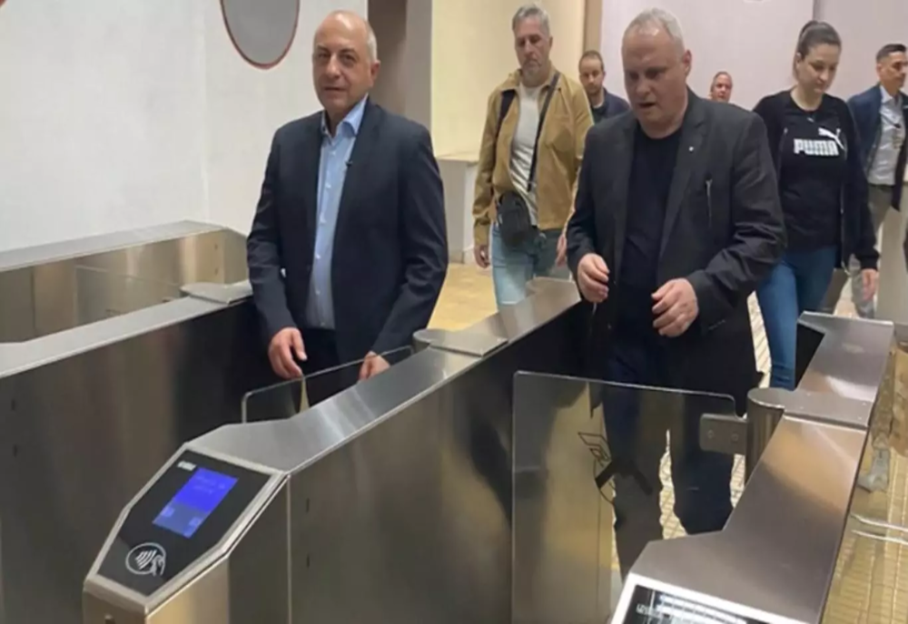 Cătălin Cîrstoiu, cu metroul, în campanie electorală. Atac la Nicușor Dan: Trebuie exmatriculat de la primărie