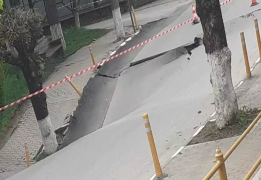 O stradă s-a surpat, în orașul Slănic, chiar în fața sediului poliției
