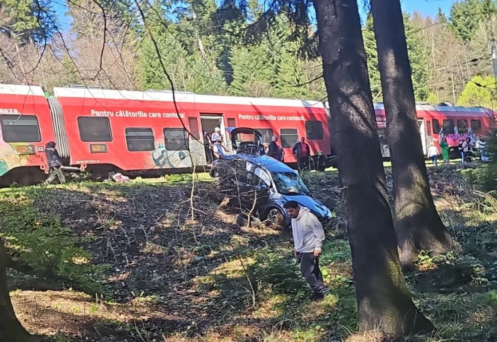 VIDEO O mașină dintr-un corp diplomatic a fost lovită de tren