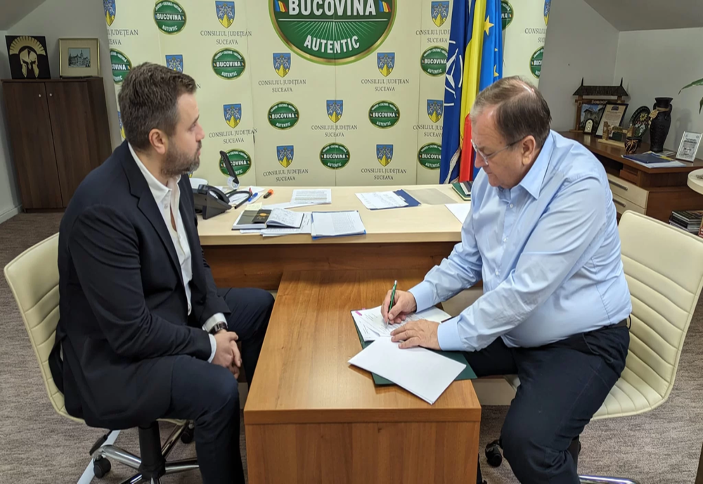 Președintele CJ Suceava Gheorghe Flutur a semnat un contract pentru microbuze electrice pentru elevi din 26 de comune din județ