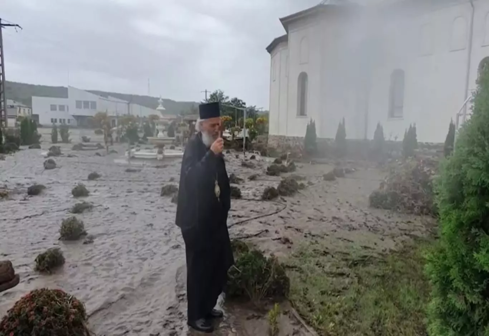 ARHIEPISCOPUL CASIAN CRĂCIUN A CURĂȚAT CU MĂTURA MÂLUL DINTR-O BISERICĂ AFECTATĂ DE INUNDAȚII, LA GALAȚI. IMAGINI EMOȚIONANTE CU PRĂPĂDUL LĂSAT ÎN URMĂ DE APE