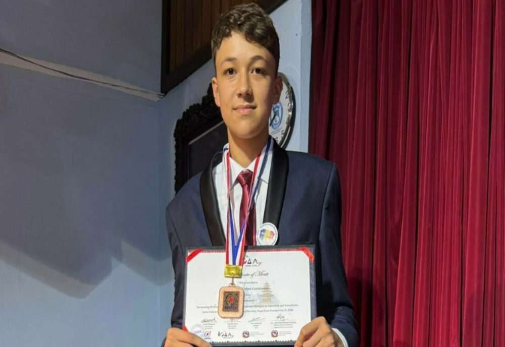 ELEV DE LA COLEGIUL NAŢIONAL „PETRU RAREŞ” DIN PIATRA-NEAMŢ, MEDALIAT CU BRONZ LA OLIMPIADA INTERNAŢIONALĂ DE ASTRONOMIE ŞI ASTROFIZICĂ DIN NEPAL