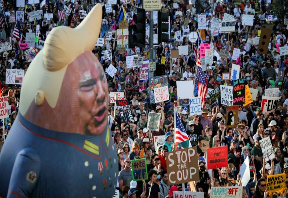 „JOS MÂINILE!”: PROTESTE ANTI-TRUMP, ÎN MARILE METROPOLE DIN SUA