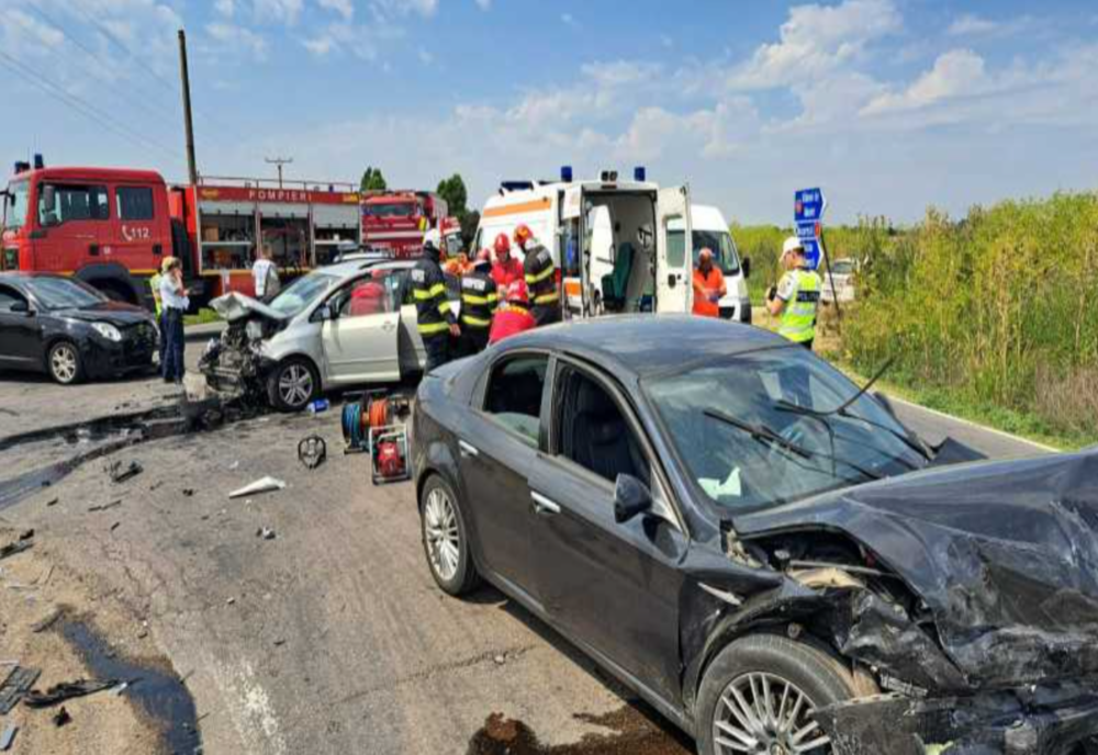 ACCIDENT GRAV PE CENTURA DE EST A PLOIEȘTIULUI. TREI AUTOTURISME IMPLICATE, O PERSOANĂ ÎN STARE DE INCONȘTIENȚĂ
