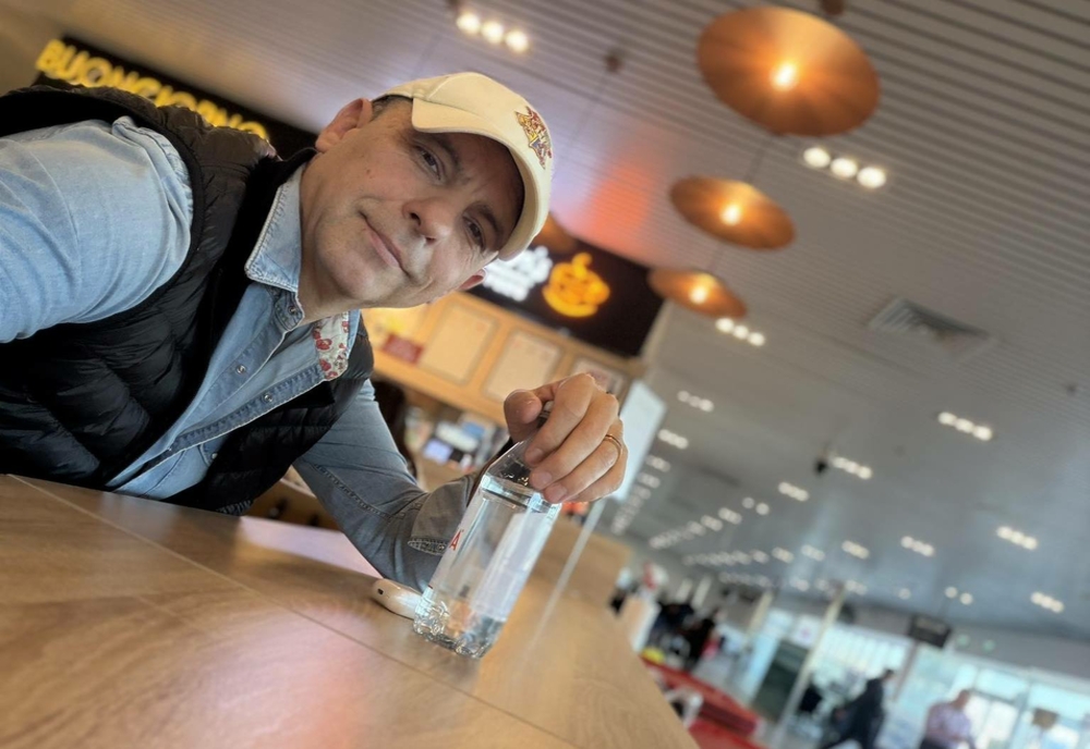 CÂT A PLĂTIT DAN NEGRU PENTRU O STICLĂ DE APĂ ÎN AEROPORT. „ÎN ROMÂNIA, APA POTABILĂ A DEVENIT UN LUX”